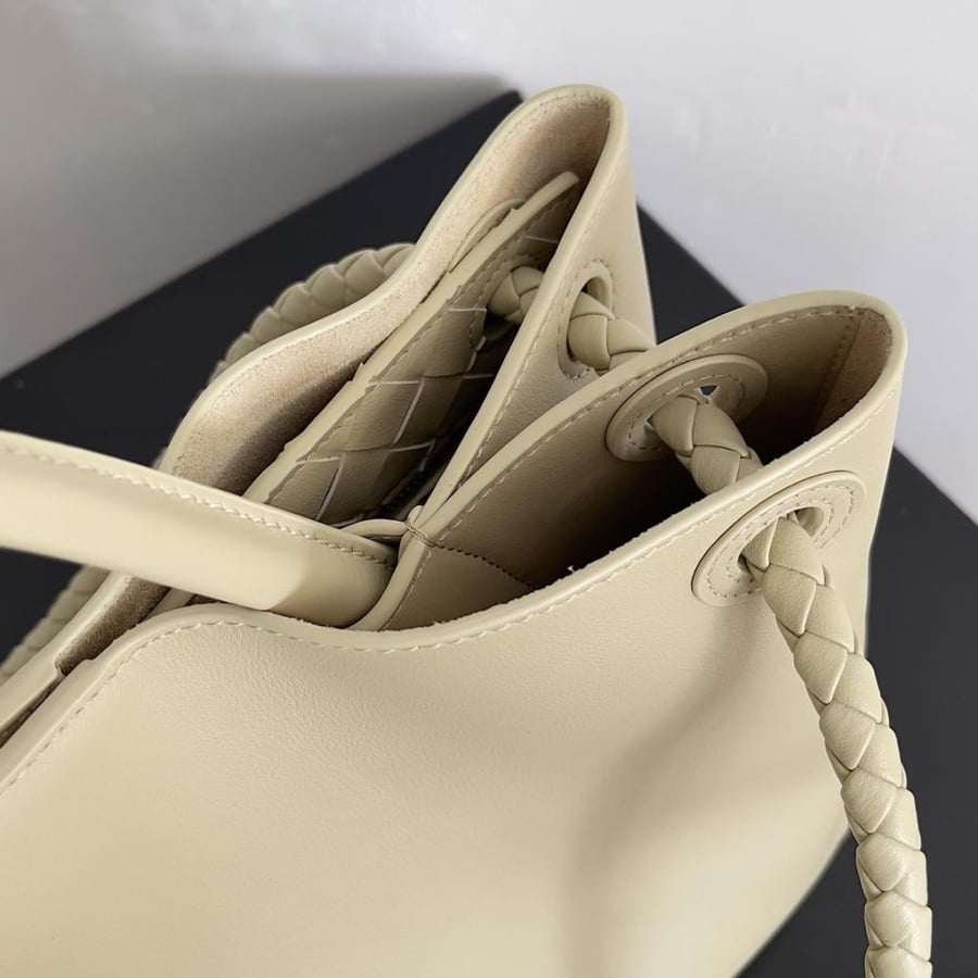 شنطة بوتيغا Andiamo مقاس 32cm