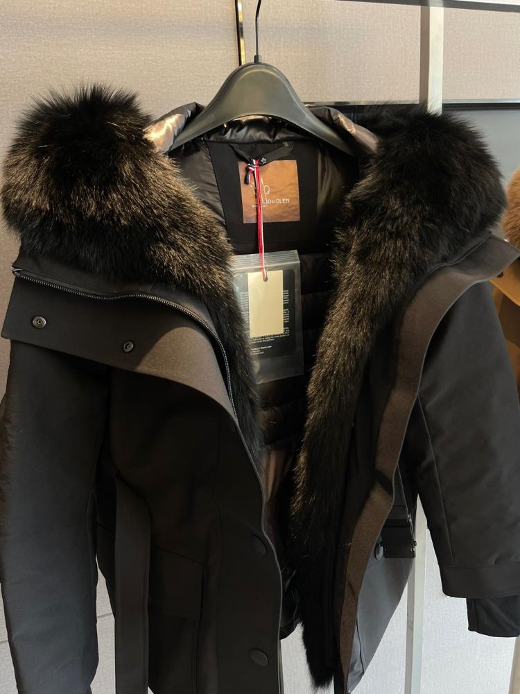 جاكيت Moncler