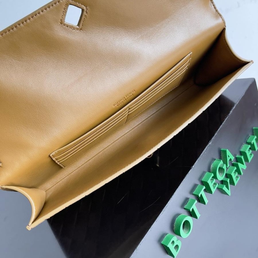 شنطة بوتيغا  Andiamo clutch مقاس 31cm
