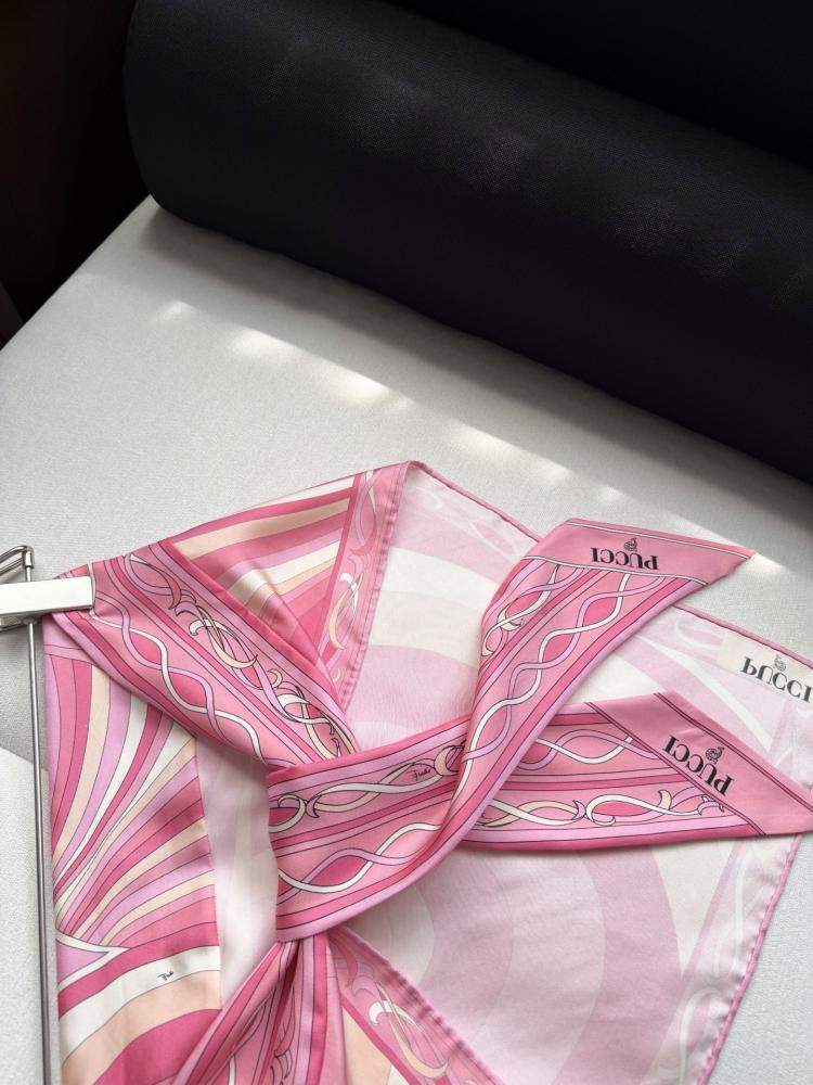 سكارف Pucci