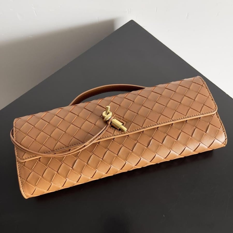 شنطة بوتيغا  Andiamo clutch مقاس 31cm