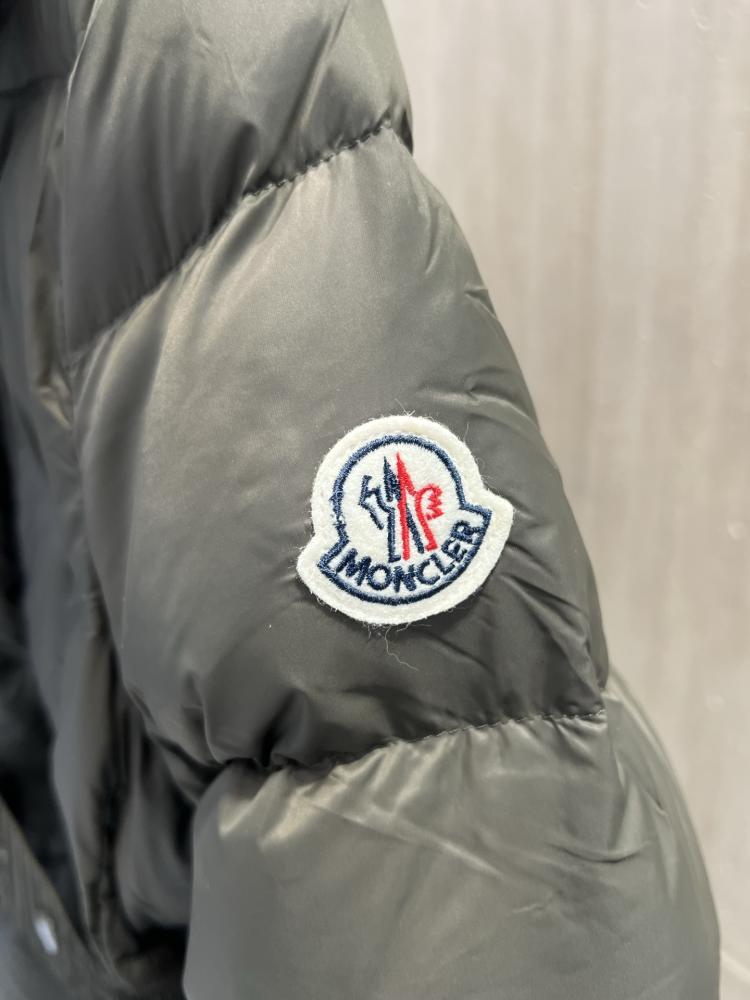 جاكيت Moncler