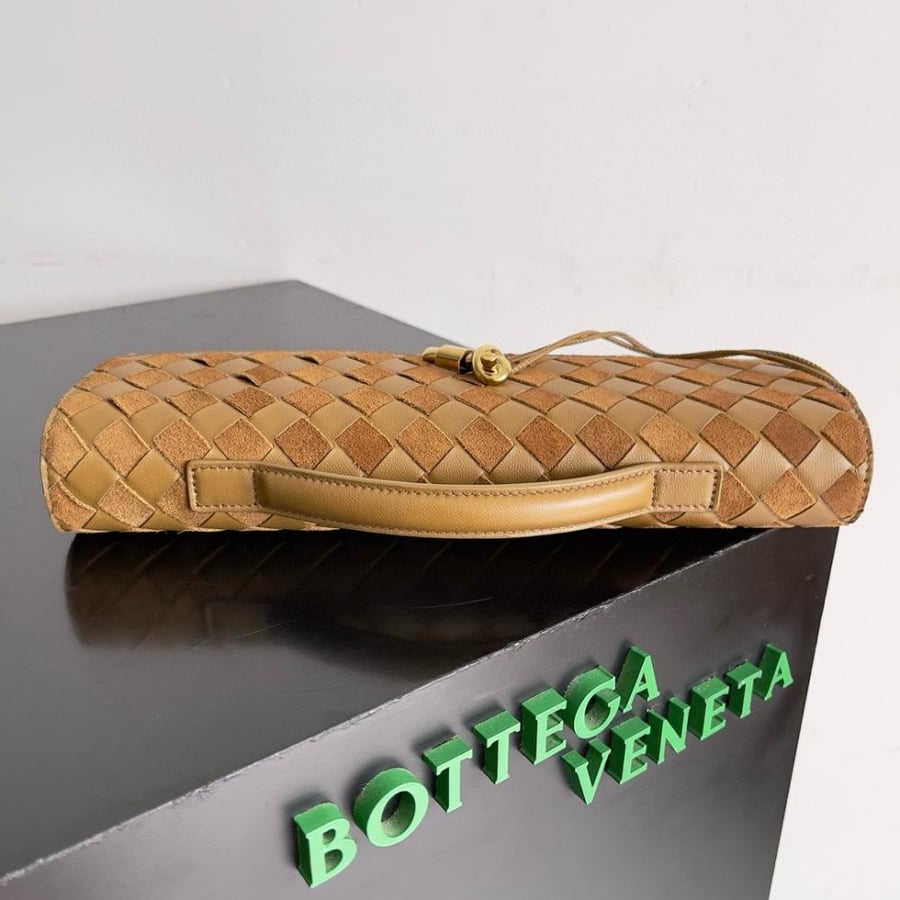 شنطة بوتيغا  Andiamo clutch مقاس 31cm