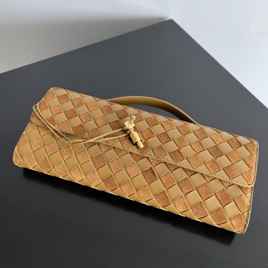 شنطة بوتيغا  Andiamo clutch مقاس 31cm