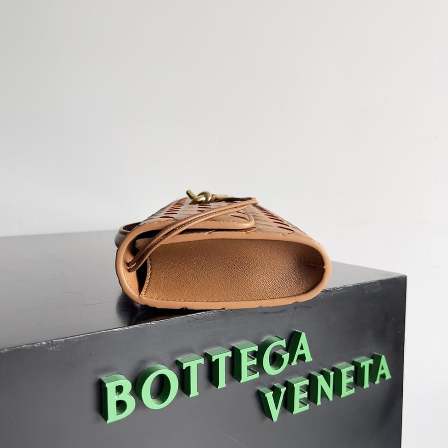 شنطة بوتيغا  Andiamo clutch مقاس 31cm