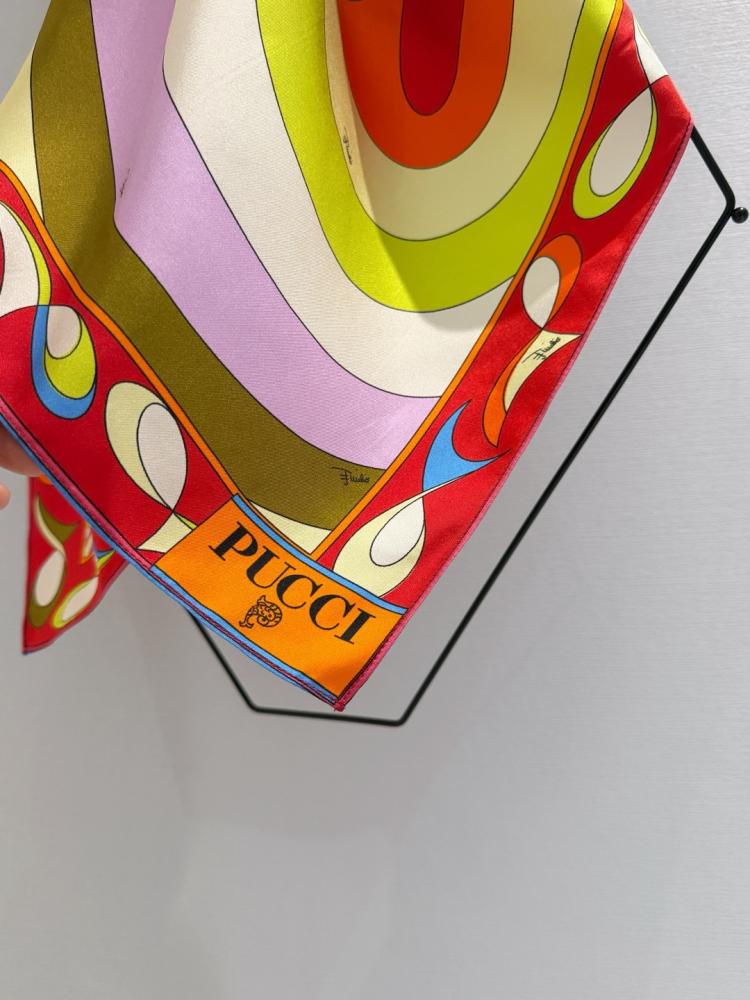توب Pucci.