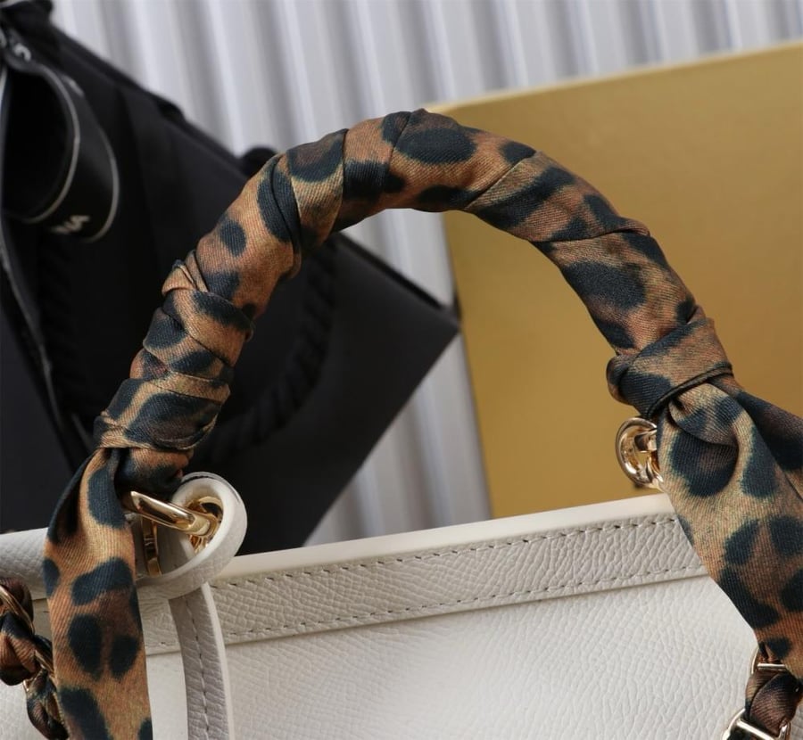 . شنطة دولتشي اند غابانا Medium Sicily handbag