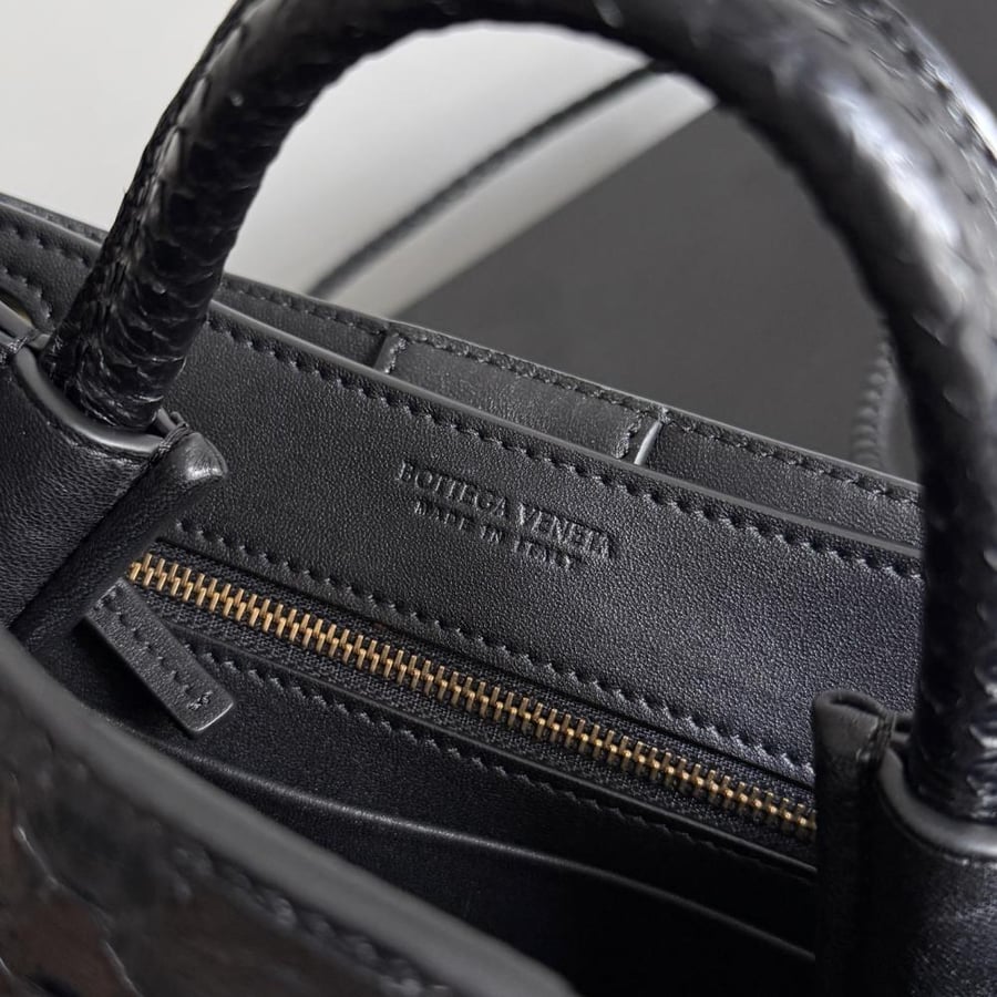 شنطة بوتيغا Mini Andiamo Bottega