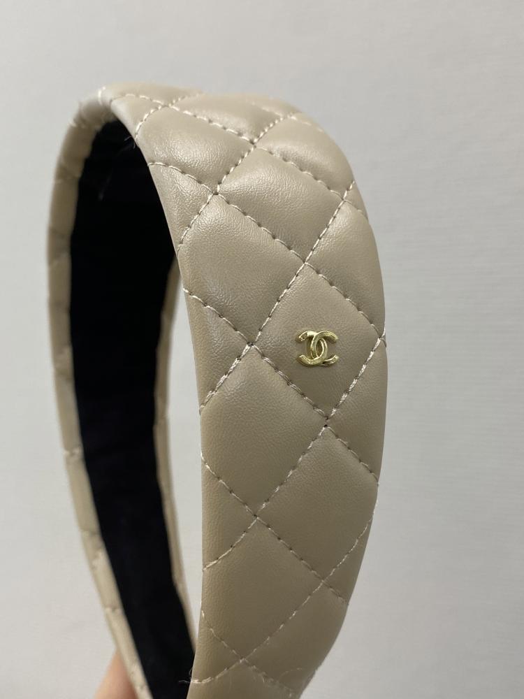 طوق شعر شانيل
