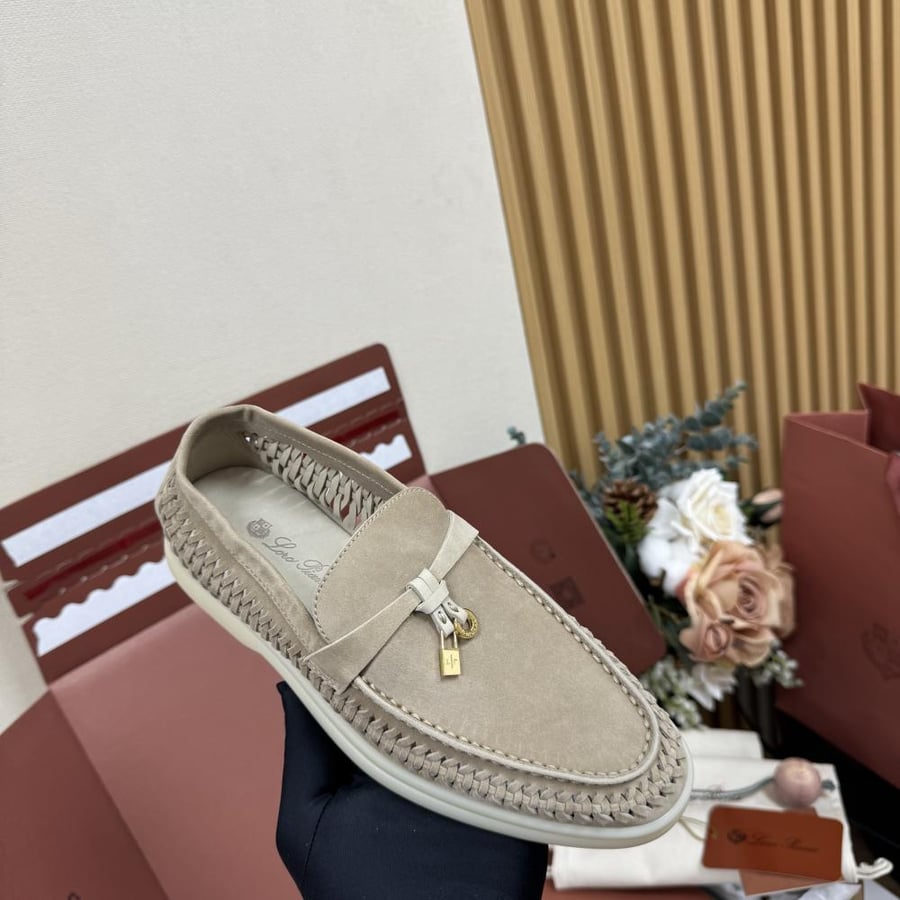 حذاء فلات لورو بيانا Silky Suede charms