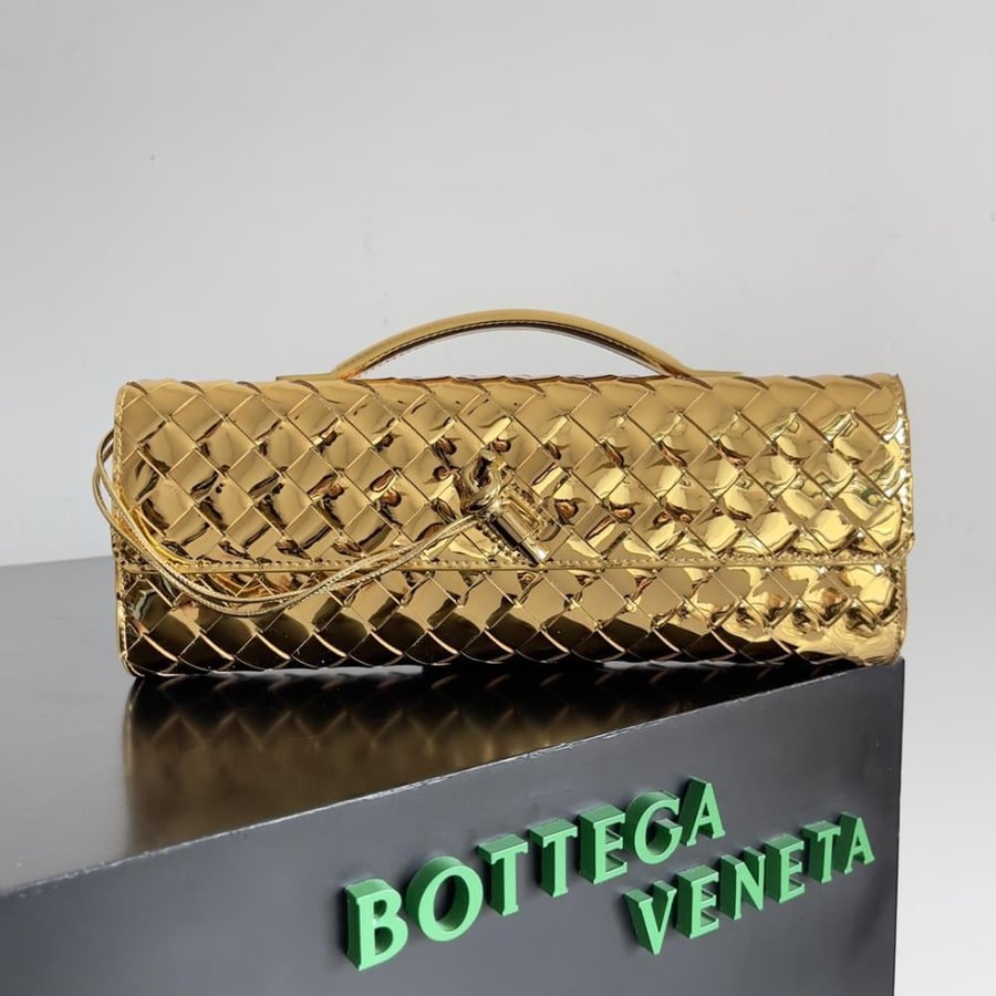 شنطة بوتيغا  Andiamo clutch مقاس 31cm