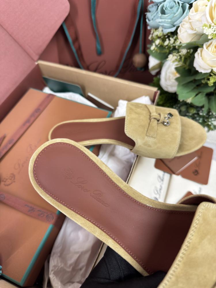 سليبر فلات لورو بيانا Suede charms