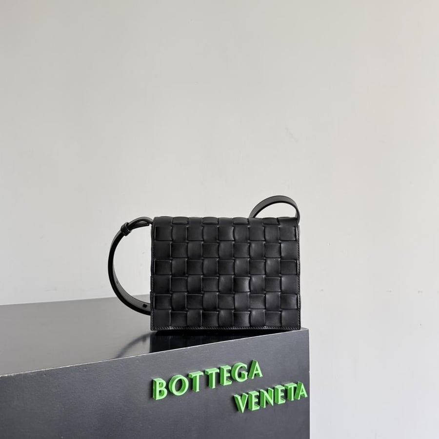 شنطة بوتيغا Orto Messenger Bottega