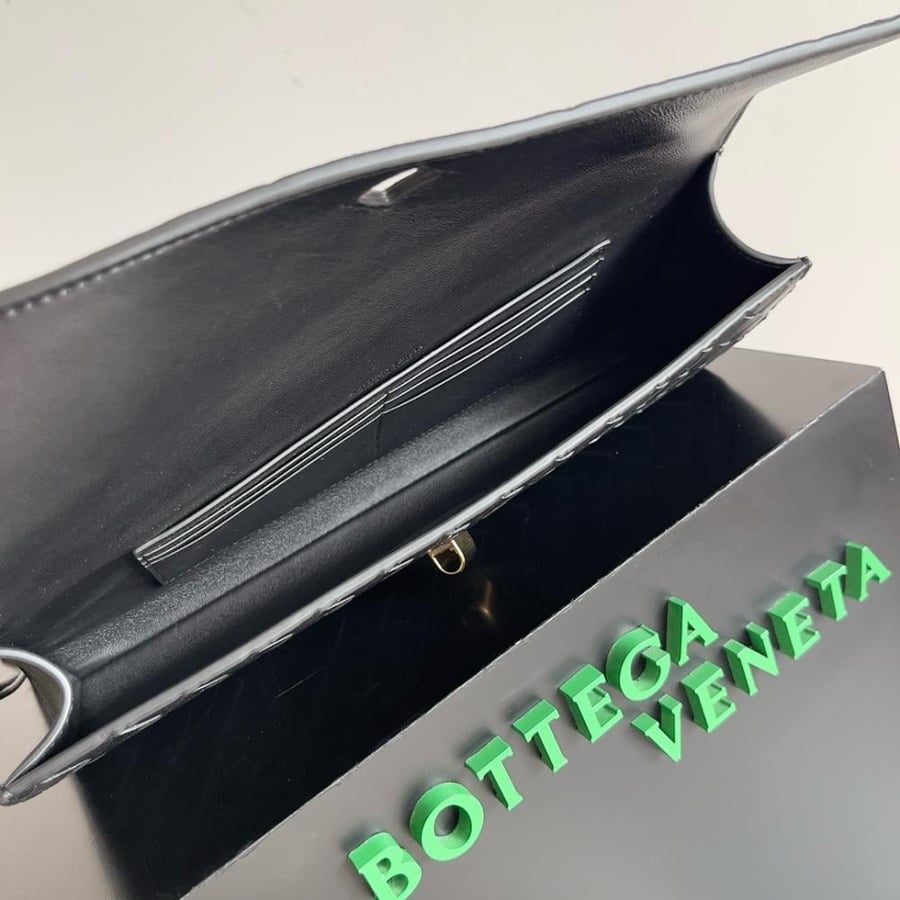 شنطة بوتيغا Andiamo clutch مقاس 31cm
