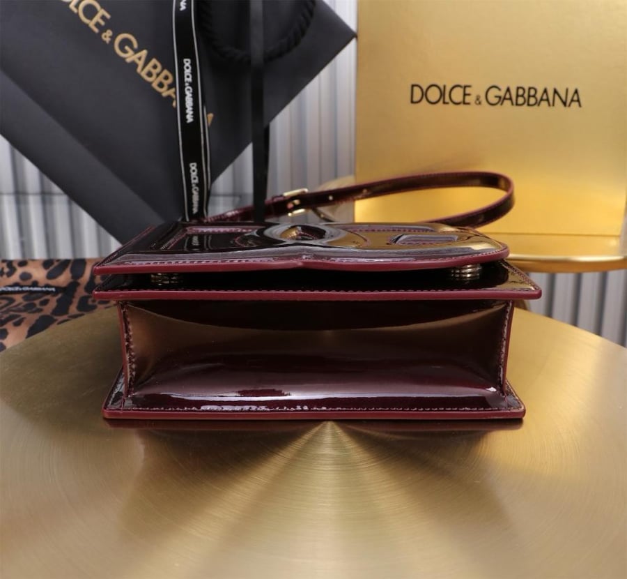 . شنطة دولتشي اند غابانا Calfskin DG Logo Bag crossbody bag