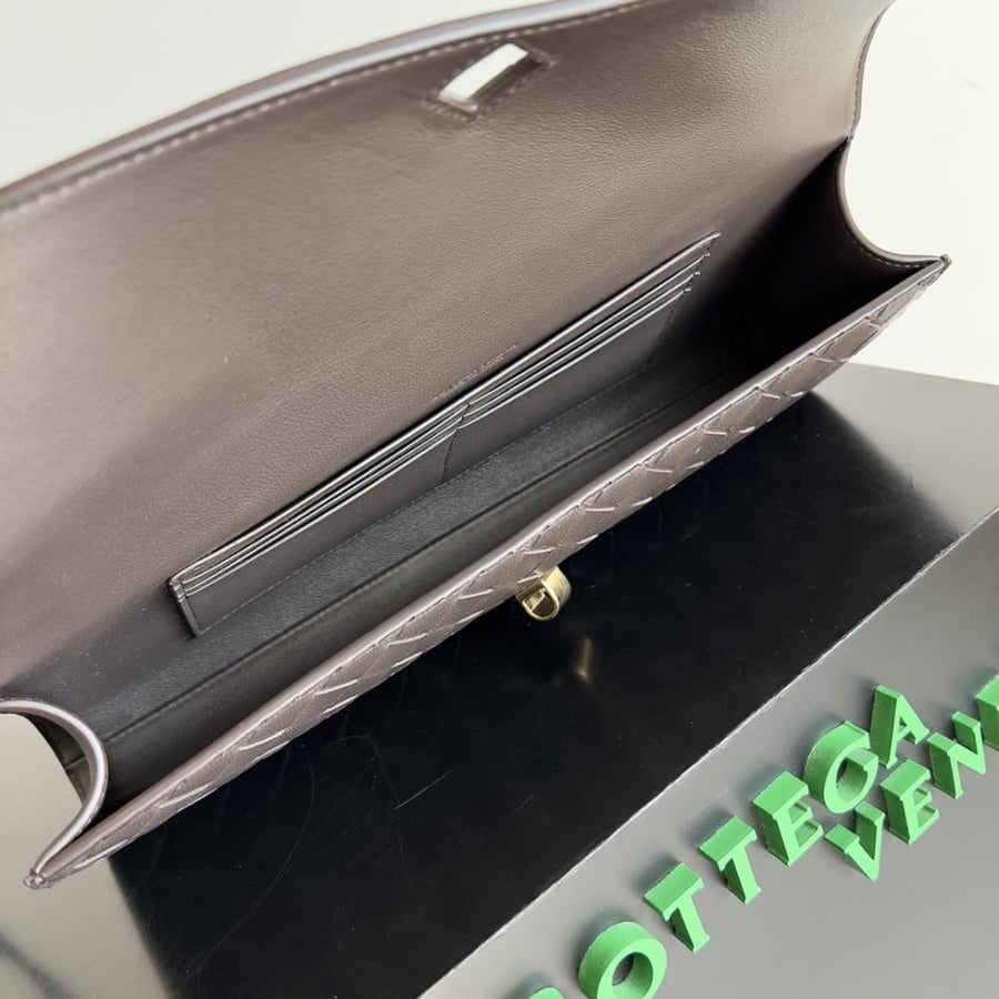 شنطة بوتيغا Andiamo clutch مقاس 31cm