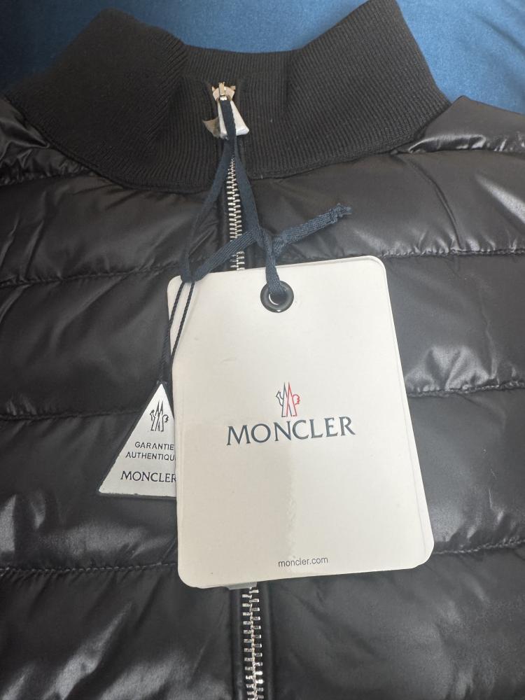 جاكيت Moncler
