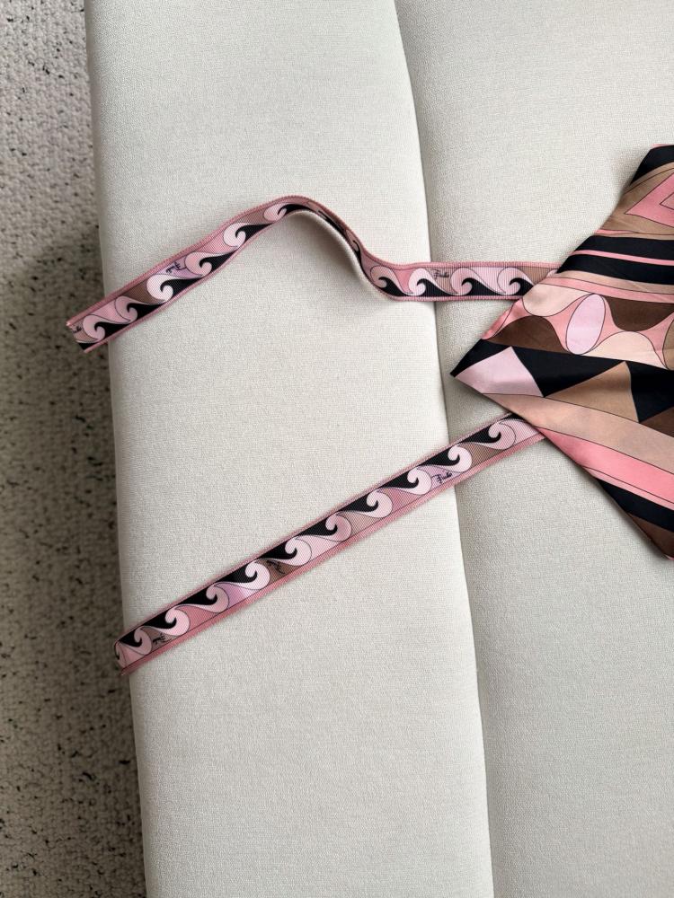 سكارف Pucci.