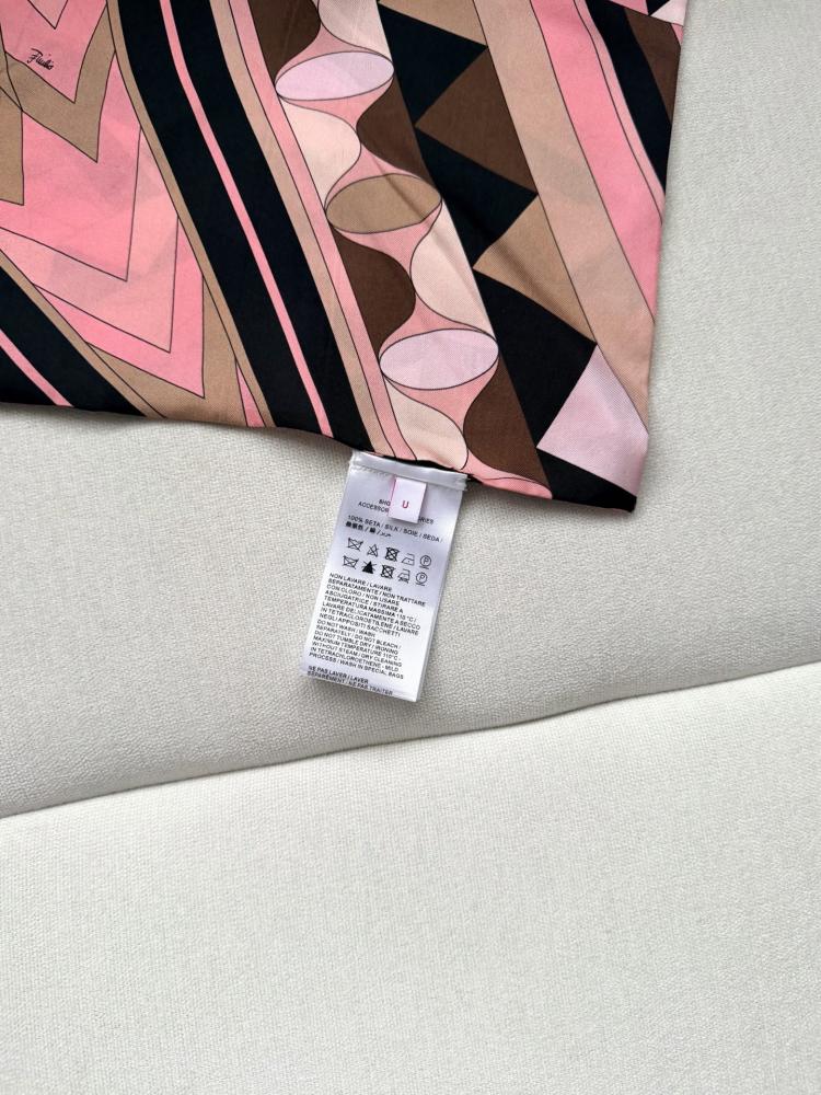 سكارف Pucci.