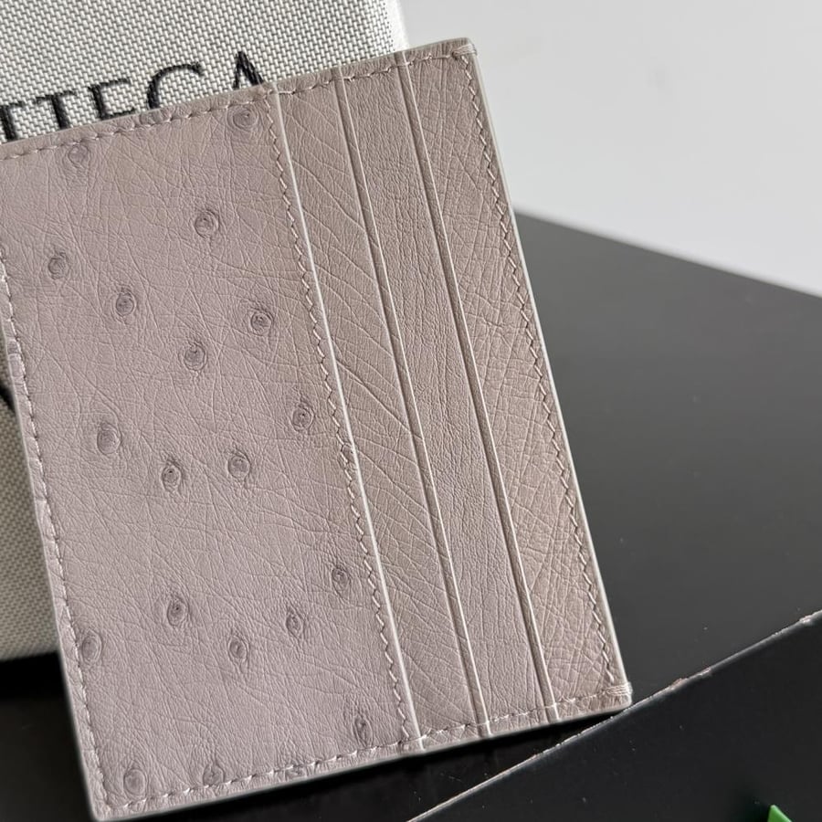 محفظة كارد هولدر بوتيغا Ostrich Leather card holder bottega