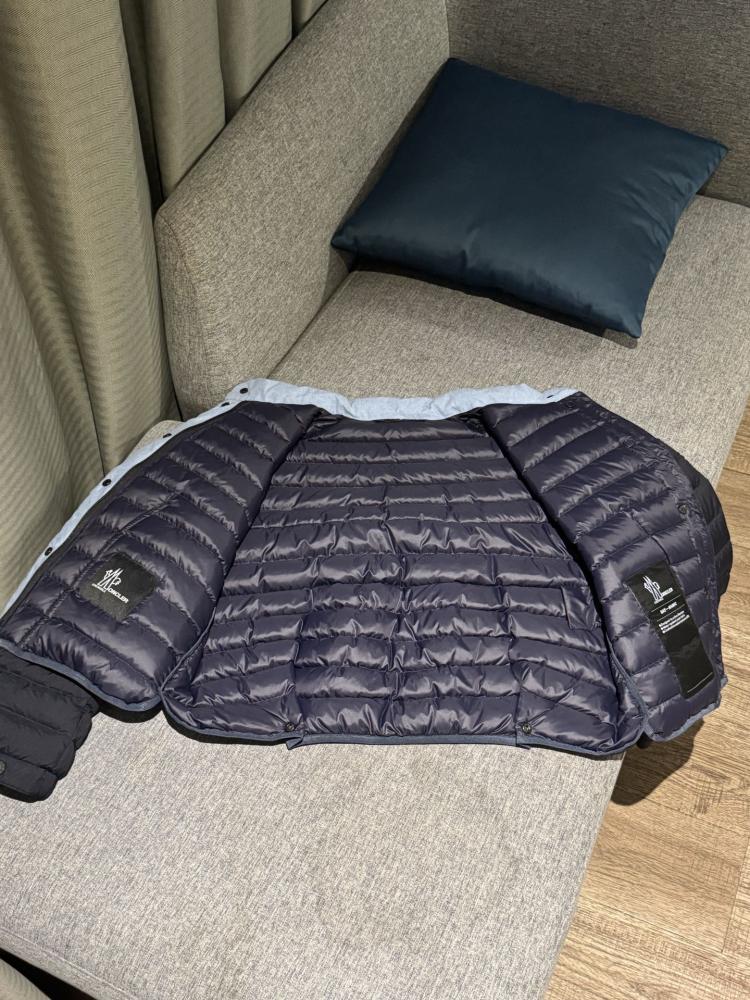 جاكيت Moncler