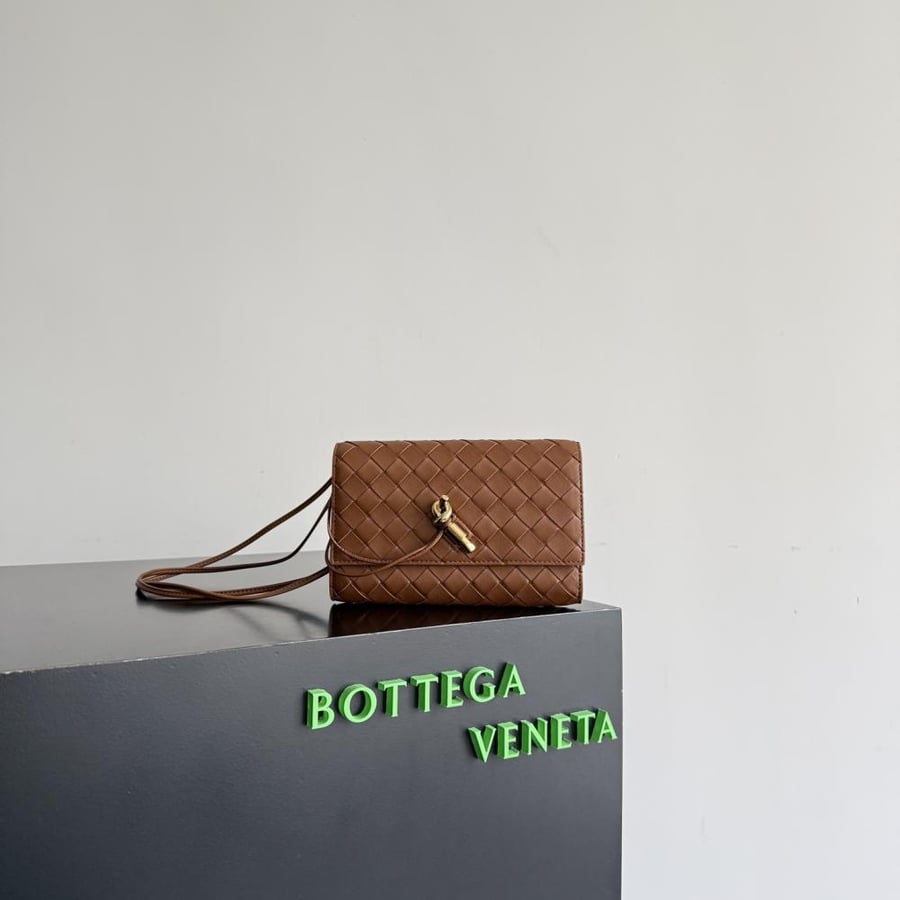 شنطة بوتيغا Andiamo pouch on strap Bottega