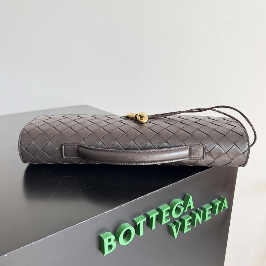 شنطة بوتيغا Andiamo clutch مقاس 31cm