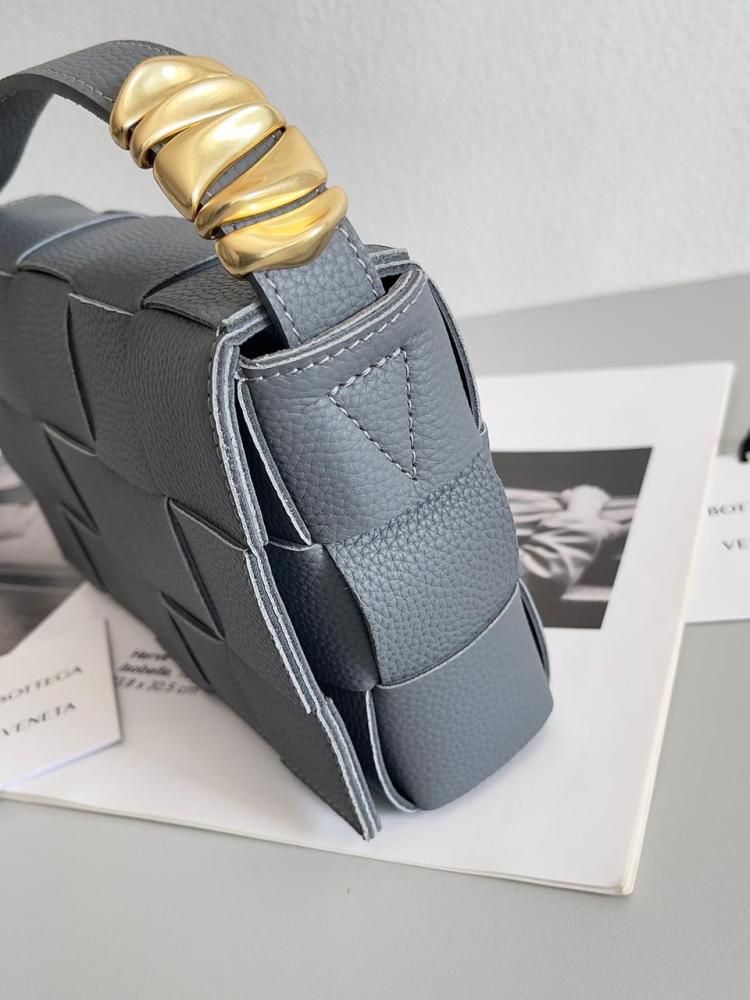 شنطة  بوتيغا Cassette مقاس 23cm
