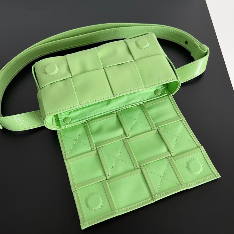 شنطة بوتيغا Mini Cassette مقاس 18cm