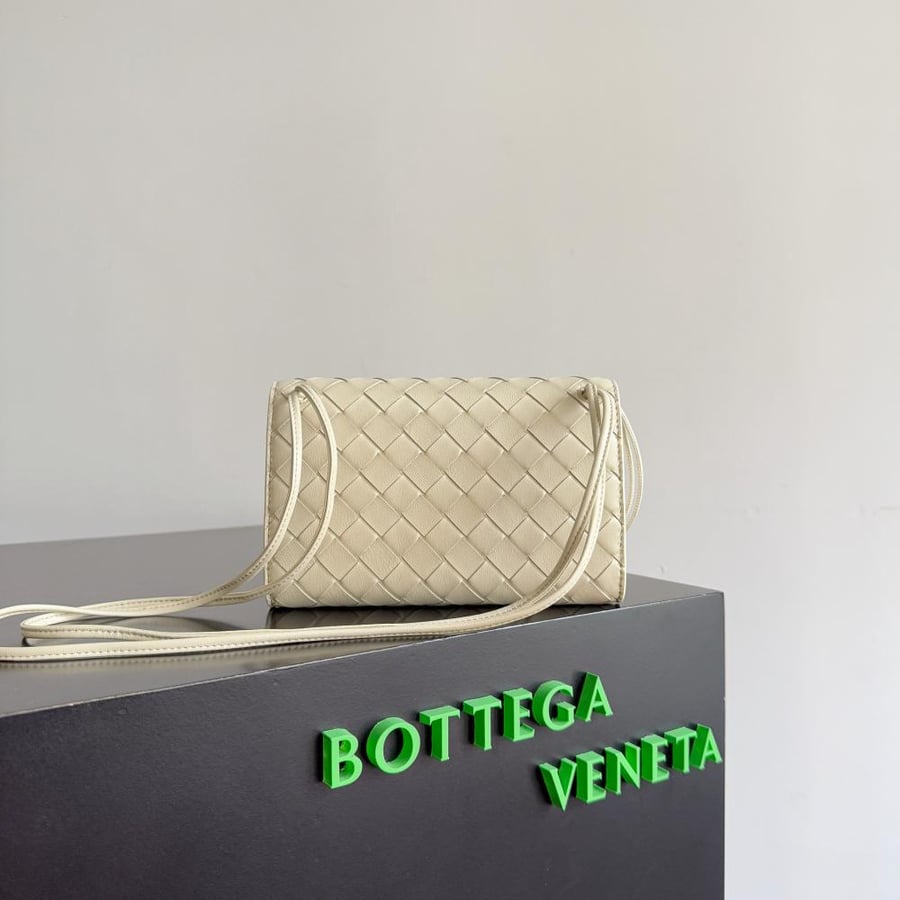 شنطة بوتيغا Andiamo pouch on strap Bottega