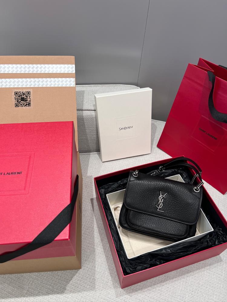 سان لوران Niki Saint Laurent