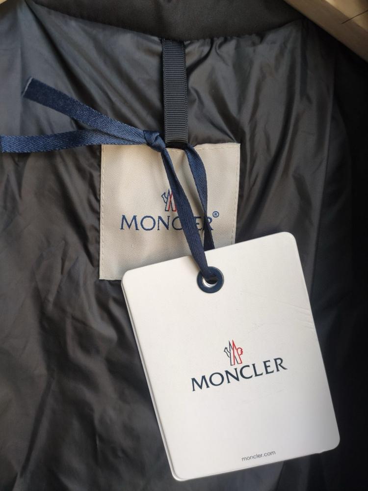 جاكيت Moncler