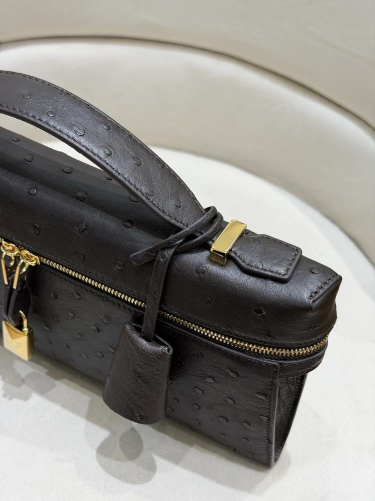 شنطة لورو بيانا Extra Clutch Ostrich Lora piana مقاس 29 cm