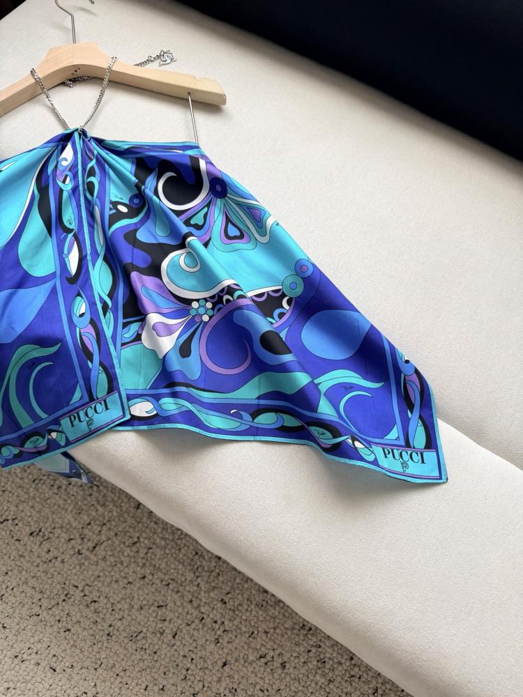 توب Pucci.