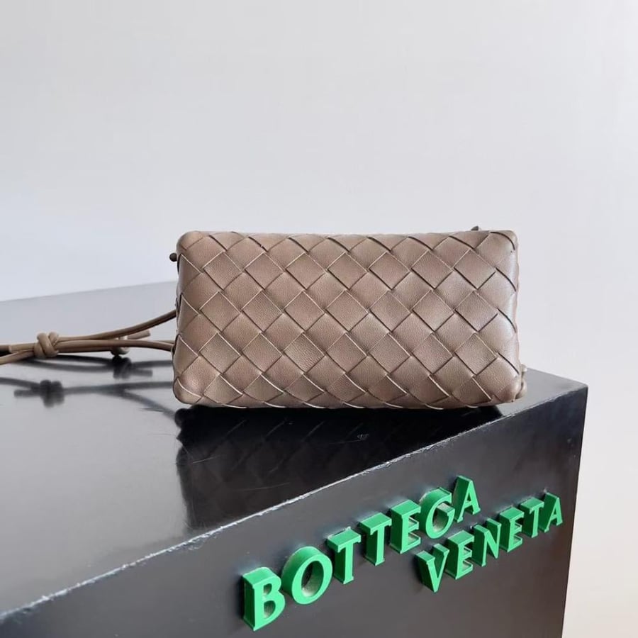 شنطة بوتيغا LNTRECCIATO CONCERT POUCH مقاس 18.5