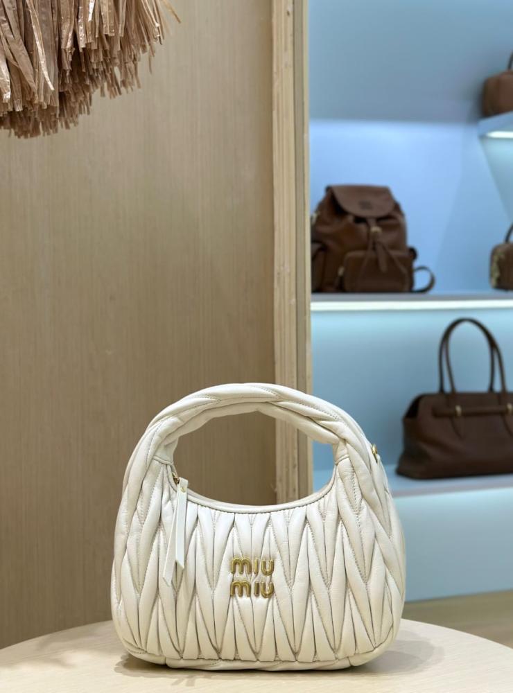 شنطة Miu Miu Wander matelassé  leather hobo bagمقاس:20cm