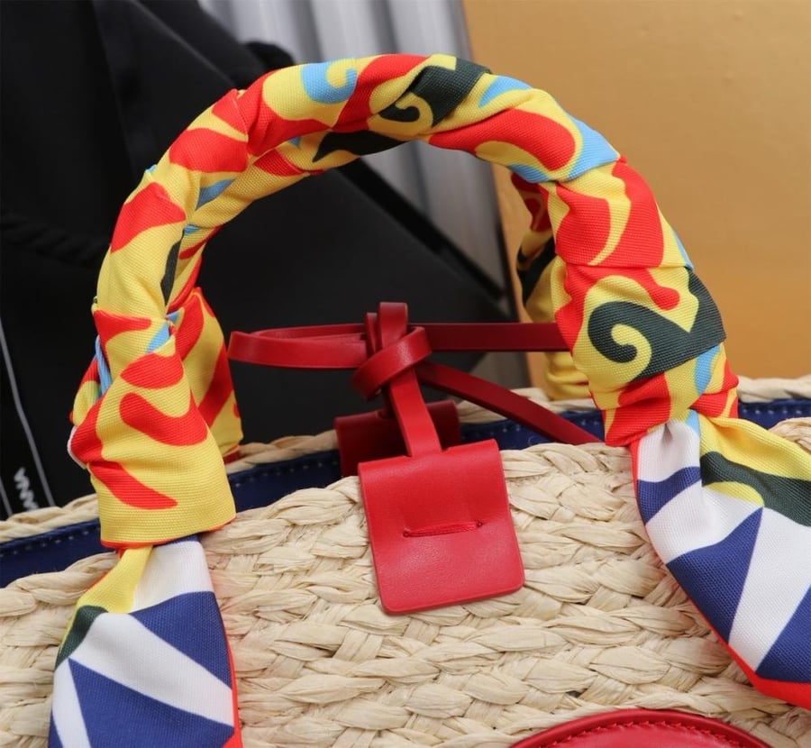 شنطة دولتشي اند غابانا Small Kendra shopper مقاس 35cm
