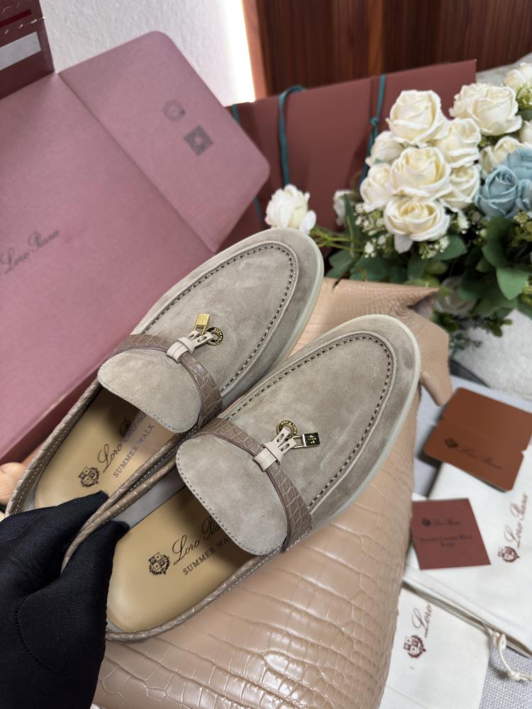 حذاء فلات لورو بيانا Crocodile leather