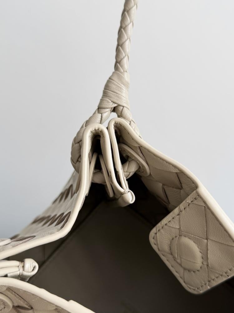شنطة بوتيغا parachute مقاس 21cm