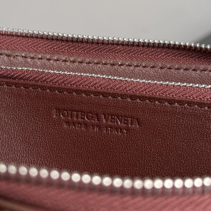 محفظة بوتيغا Ostrich Leathe bottega
