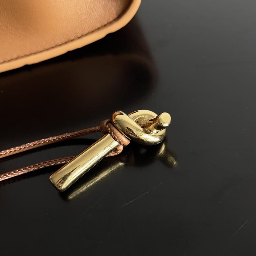 شنطة بوتيغا  Andiamo clutch مقاس 31cm