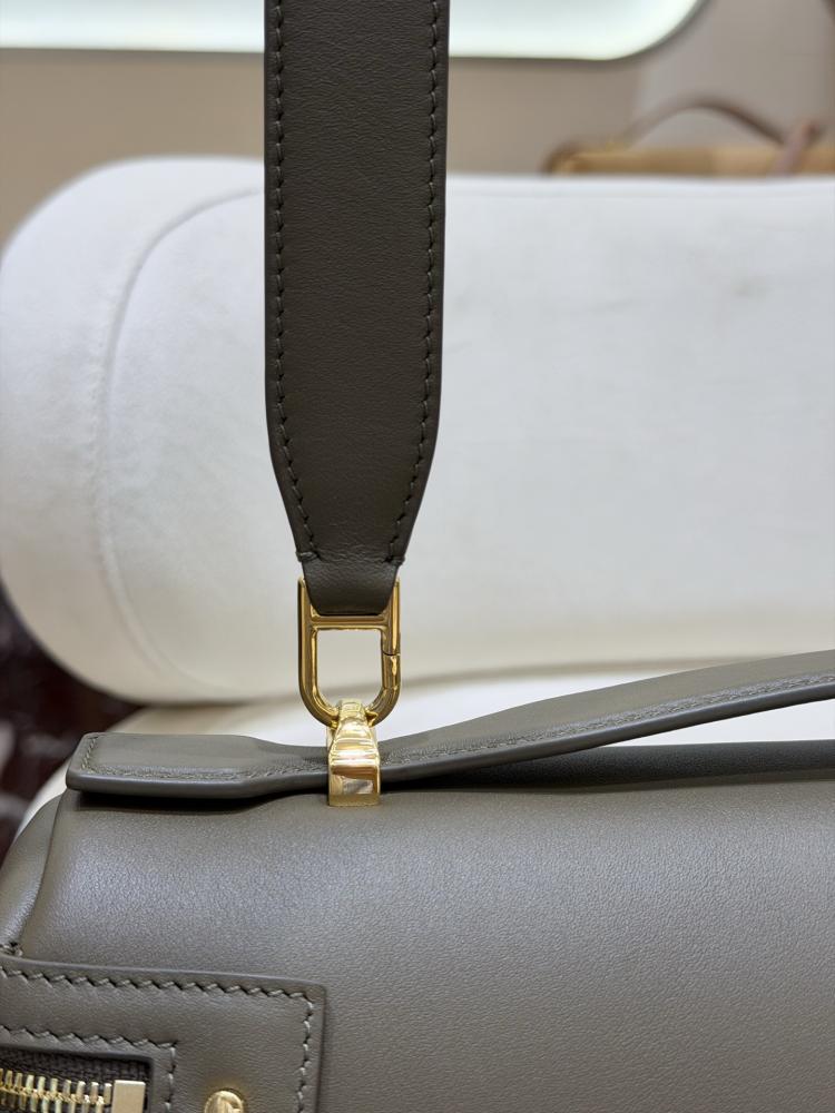 شنطة لورو بيانا Extra Softy Lora piana مقاس 29 cm