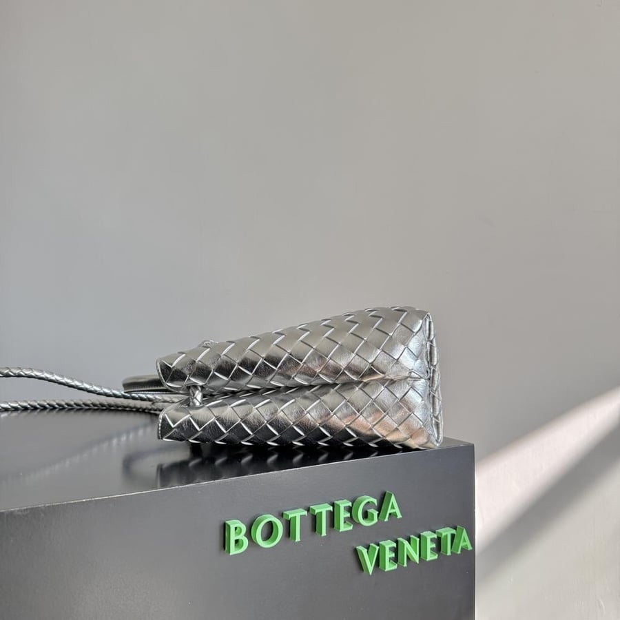 شنطة بوتيغا large Andiamo Bottega