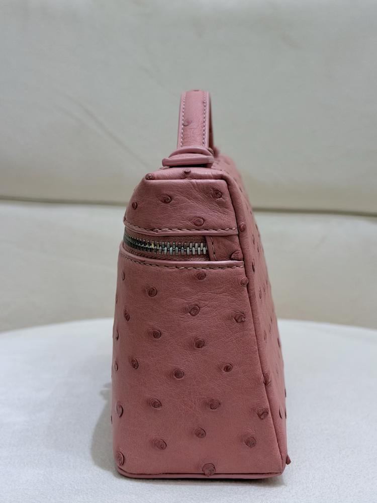 شنطة لورو بيانا Ostrich Leather مقاس 19 cm