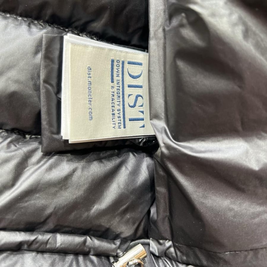 جاكيت Moncler