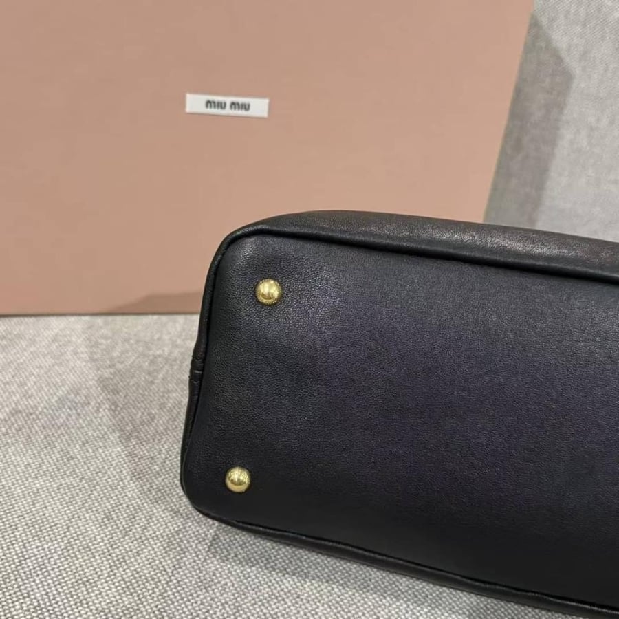 شنطة Miu Miu Aventure  leather top-handle bag