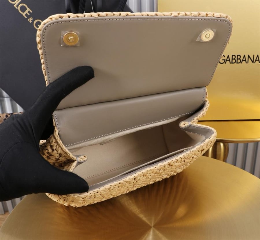 . شنطة دولتشي اند غابانا Medium Sicily handbag