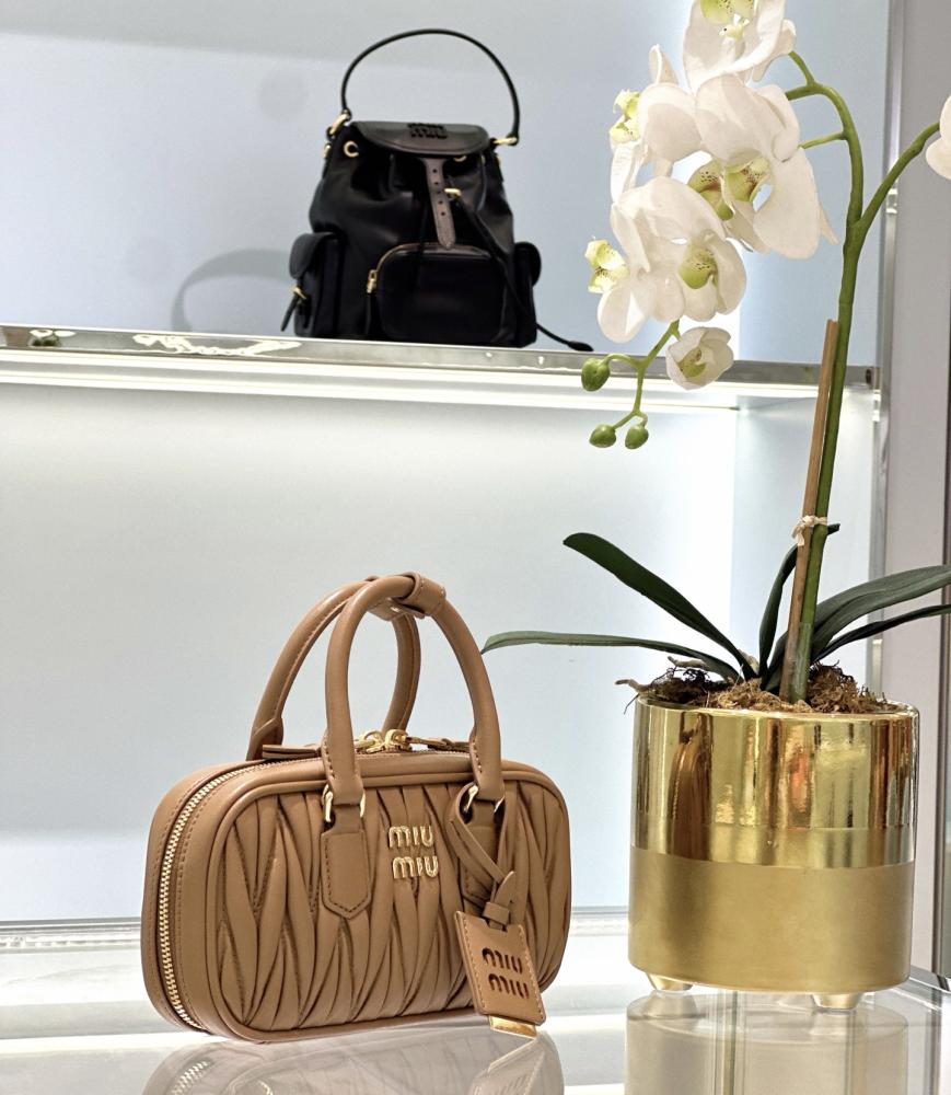 شنطة ميو ميو Mini Ruched Bowling Miumiu مقاس 19 cm