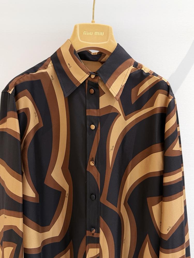 طقم Pucci