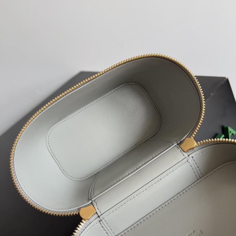 شنطة بوتيغا مقاس 18cm
